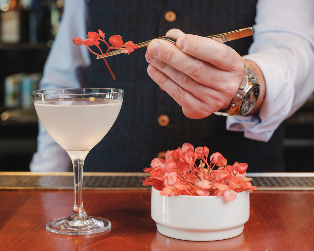 Apple Blossoms in mixology – vibrant edible garnish for NYC cocktail creations